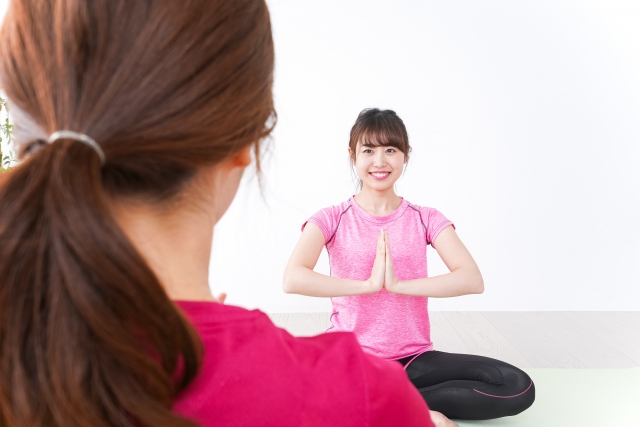 ヨガの講師と生徒の画像